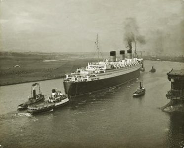 Queen Mary leaving Clydebank
